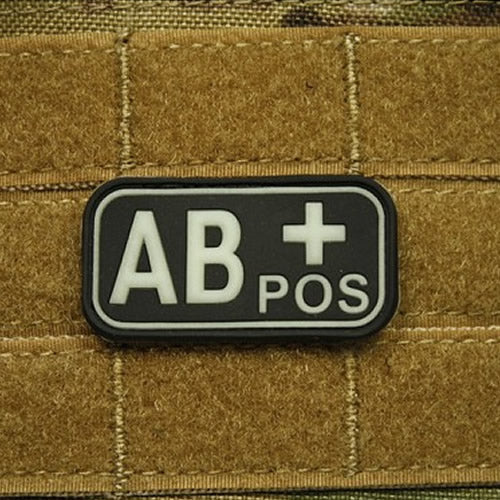 Parche de plástico con indicación del grupo sanguíneo 0 NEG, aprox. 5 x 2,5 cm, reverso con velcro