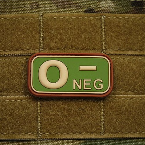 Parche de plástico con indicación del grupo sanguíneo 0 NEG, aprox. 5 x 2,5 cm, reverso con velcro