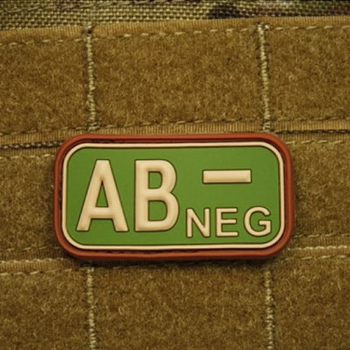 Parche de plástico con indicación del grupo sanguíneo 0 NEG, aprox. 5 x 2,5 cm, reverso con velcro