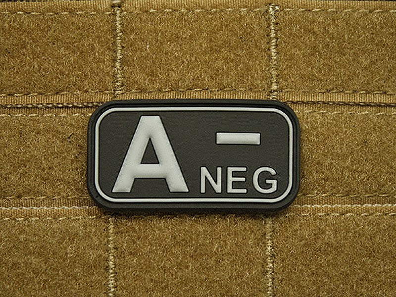 Parche plástico negro grupo sanguíneo A- en velcro estilo SWAT