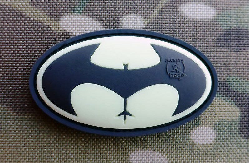 Parche plástico con velcro que brilla en la oscuridad, diseño tipo Batman, 6,4 x 3,6 cm
