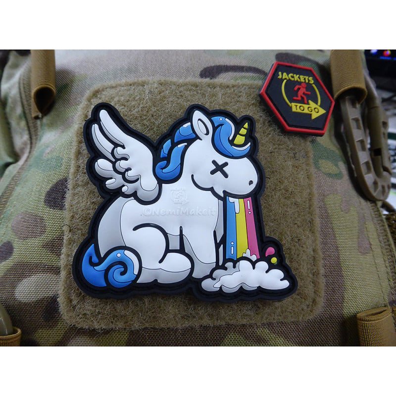 Parche PVC unicornio que vomita arcoíris para panel velcro, 7,5 x 7,2 cm