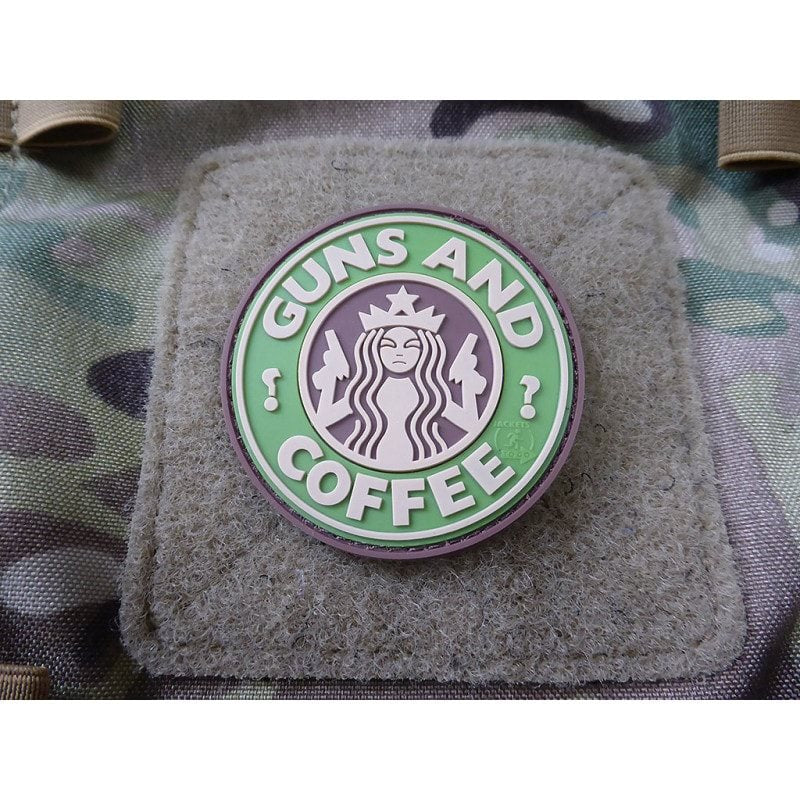 Parche plástico GUNS AND COFFEE con velcro, diámetro aprox. 6 cm