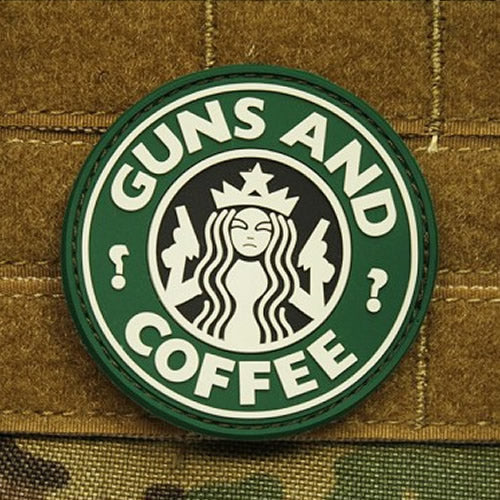 Parche de plástico GUNS AND COFFEE verde con cierre de velcro, diámetro aprox. 6 cm