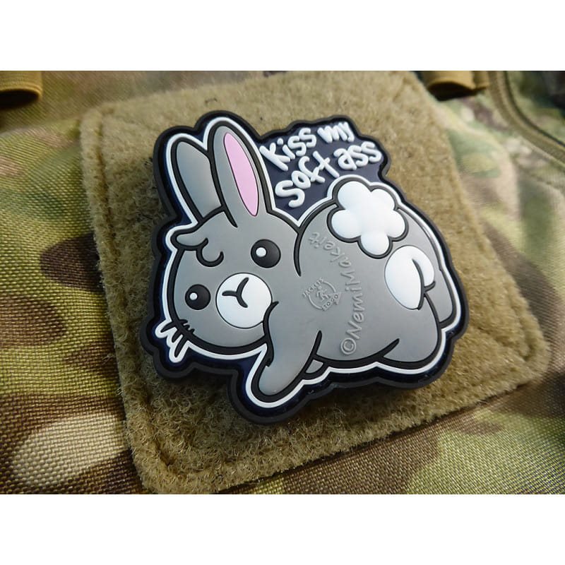 Parche PVC 'Kiss My Soft Ass' con conejo mostrando el trasero, para velcro, 7,6 x 7,1 cm