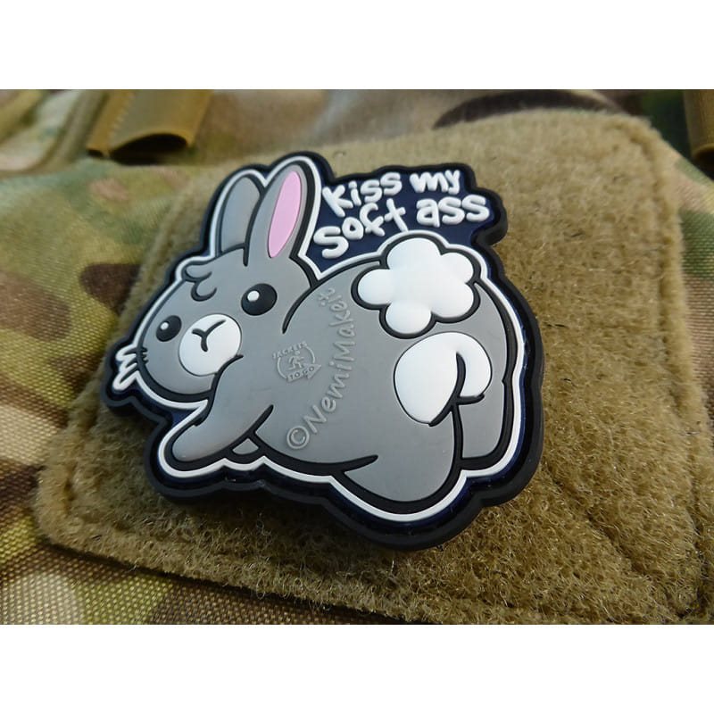 Parche PVC 'Kiss My Soft Ass' con conejo mostrando el trasero, para velcro, 7,6 x 7,1 cm