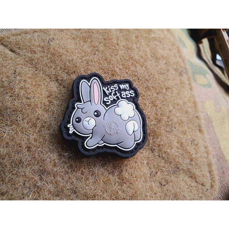 Parche velcro plástico con conejo enseñando el trasero y texto 'Kiss my soft ass' 3,8 x 3,6 cm