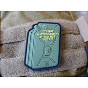 Parche PVC con velcro 'It's not waterboarding if you use petrol', 65 x 46 mm