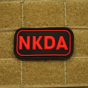 Parche NKDA plástico KREV negro y rojo 5 x 2,5 cm con velcro
