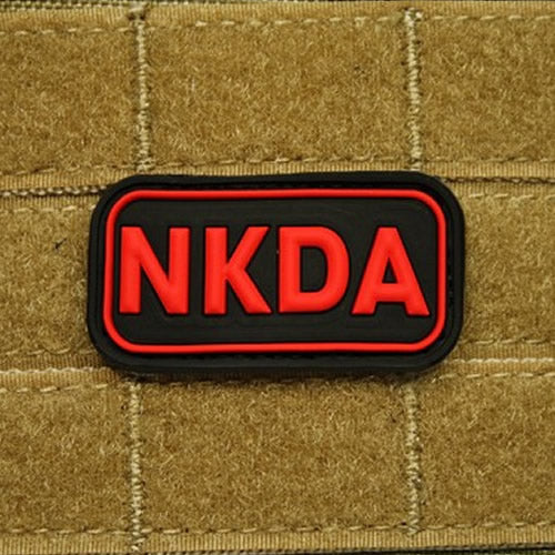 Parche NKDA plástico KREV negro y rojo 5 x 2,5 cm con velcro