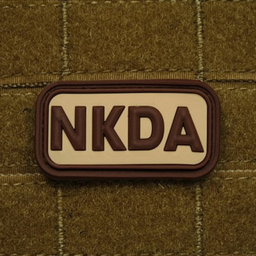 Parche NKDA plástico KREV negro y rojo 5 x 2,5 cm con velcro