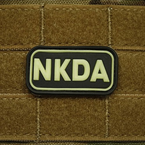 Parche NKDA plástico KREV negro y rojo 5 x 2,5 cm con velcro