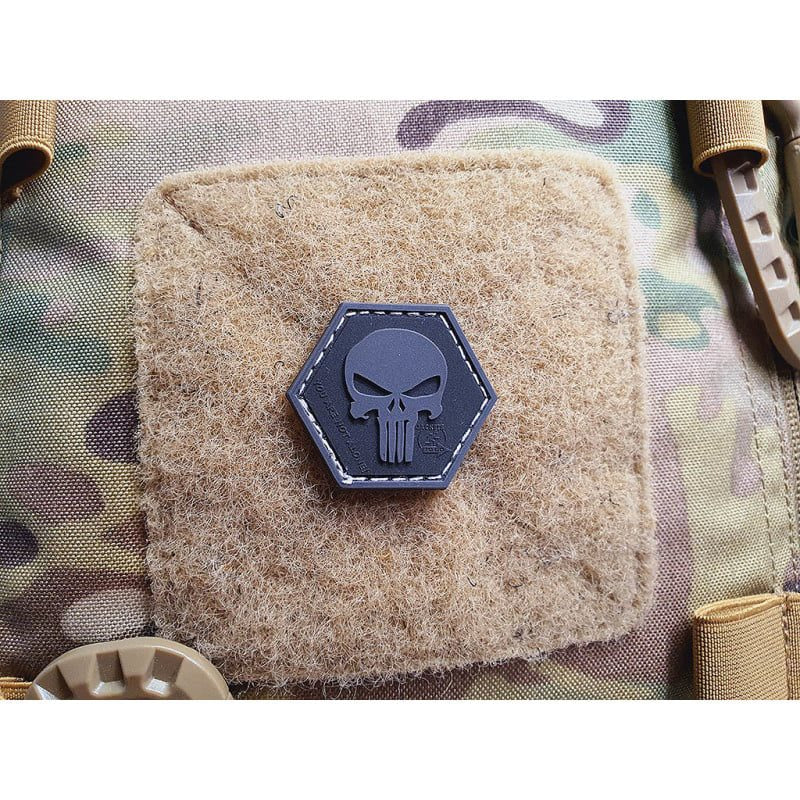 Parche PUNISHER hexagonal de plástico negro con velcro y motivo de calavera, 3,8 x 3,3 cm