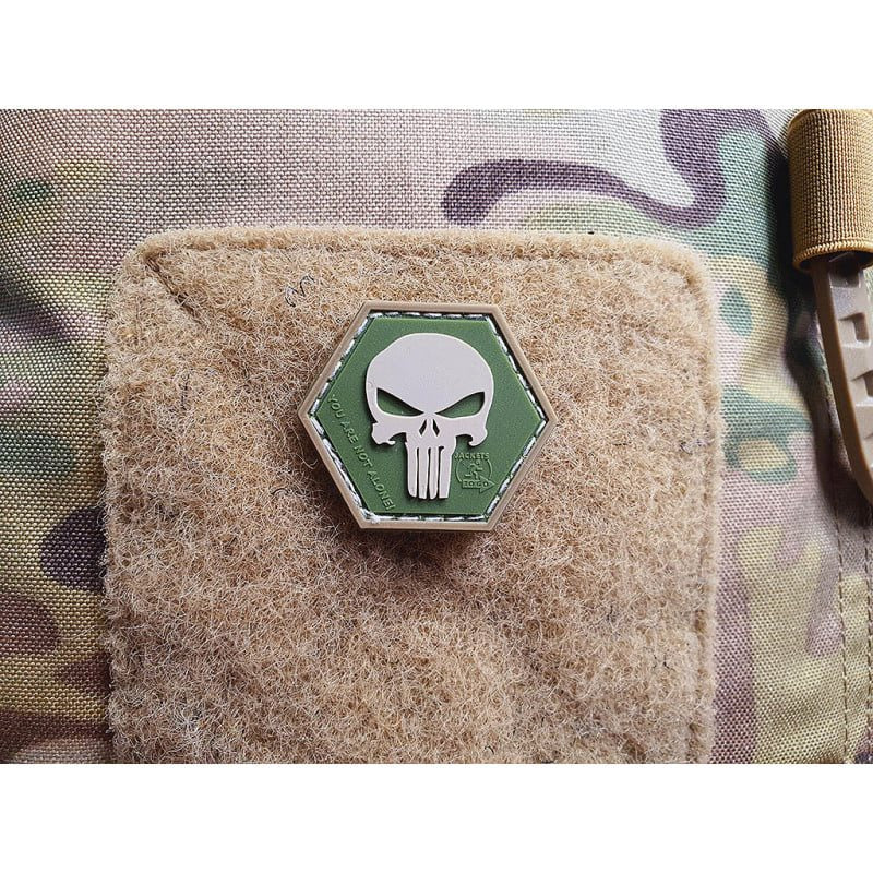 Parche plástico PUNISHER con calavera, forma hexagonal, velcro en la parte posterior, color negro