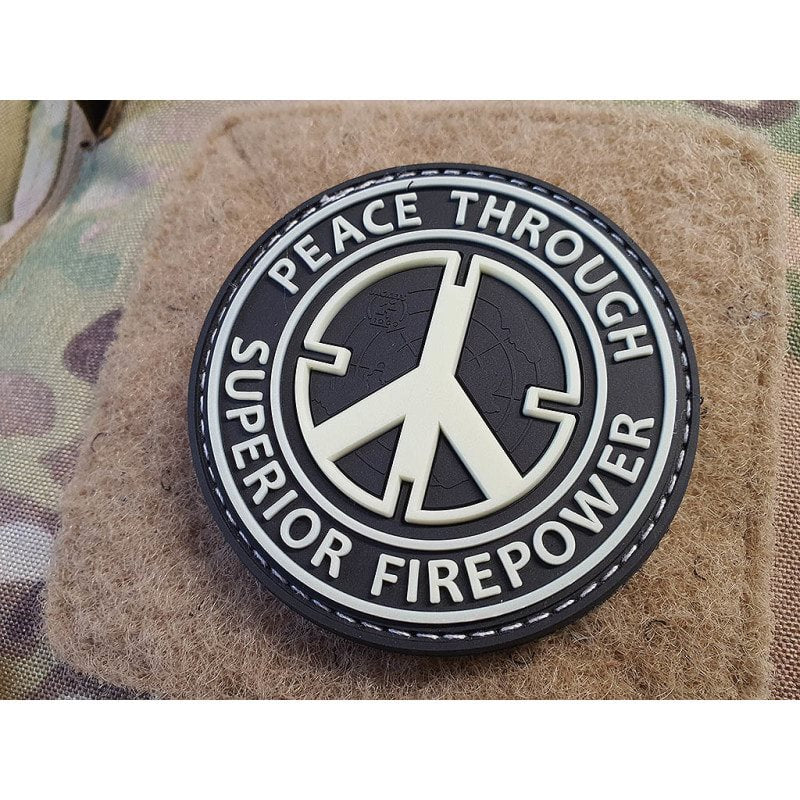 Parche PVC 'Peace Through Superior Firepower' 6,5 cm, luminiscente y con velcro