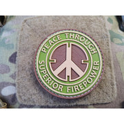 Parche PVC Multicam 'Peace Through Superior Firepower', aprox. 6,5 cm, trasera con velcro