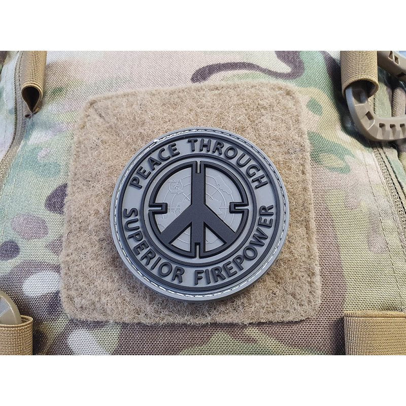 Parche PVC Multicam 'Peace Through Superior Firepower', aprox. 6,5 cm, trasera con velcro