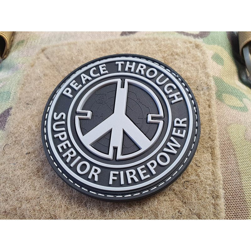 Parche PVC 'Paz a través de la superior potencia de fuego' Multicam 6,5 cm con velcro