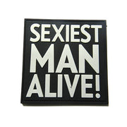 Parche SEXIEST MAN ALIVE! de plástico negro y gris con velcro