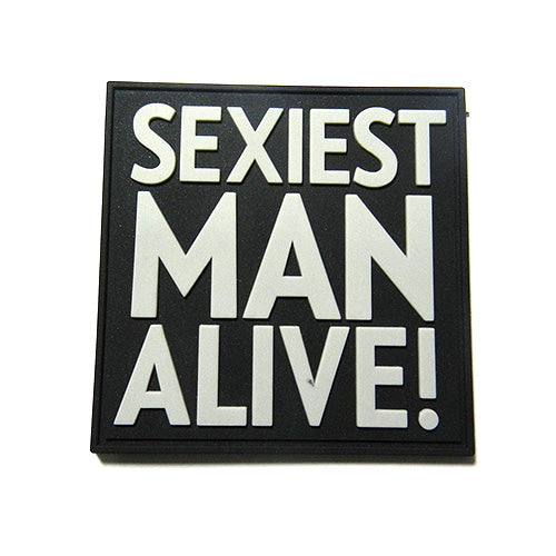 Parche SEXIEST MAN ALIVE! de plástico negro y gris con velcro