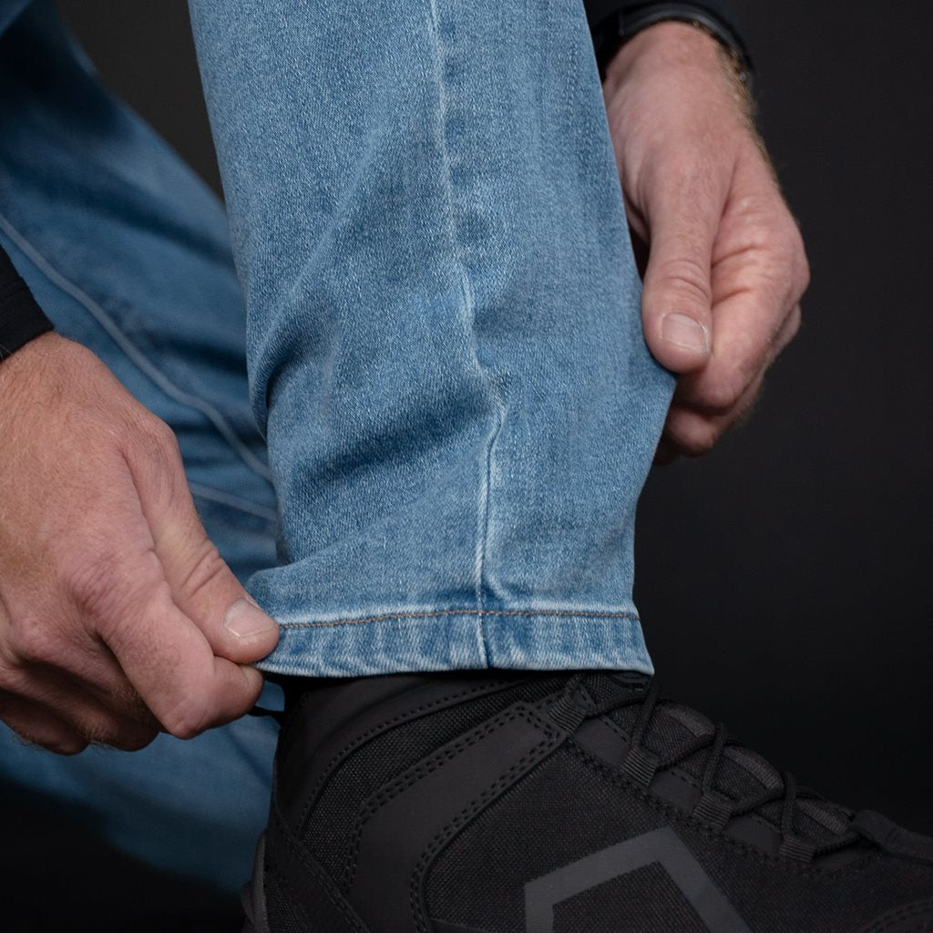 Pantalones tácticos ROGUE Jeans azul índigo claro con lavado stone wash y nueve bolsillos