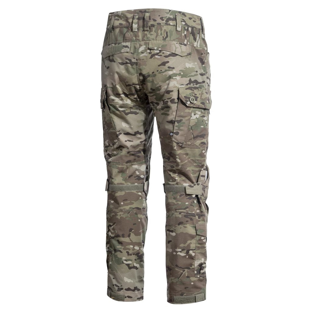 Pantalones tácticos WOLF de PENTAGON TACTICAL, material stretch resistente con acabado Teflon