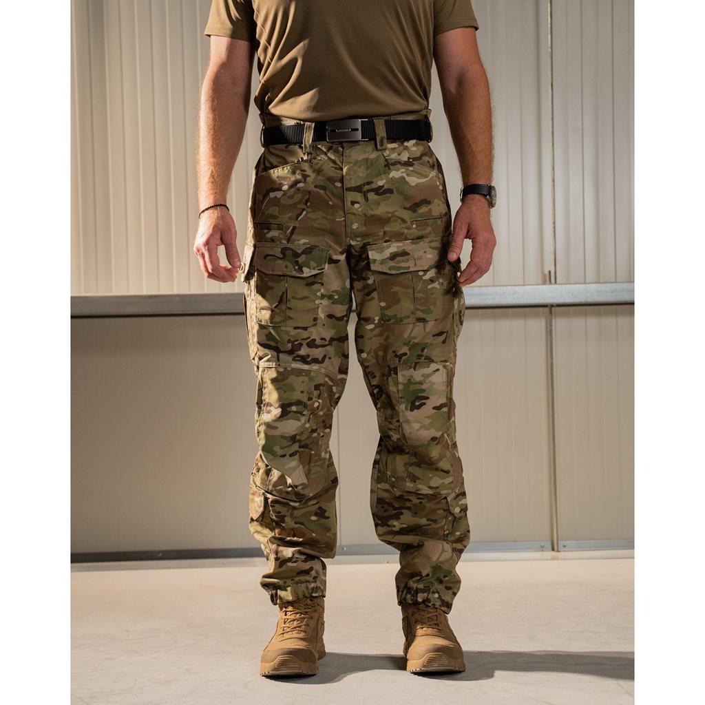 Pantalones tácticos WOLF de PENTAGON TACTICAL, material stretch resistente con acabado Teflon