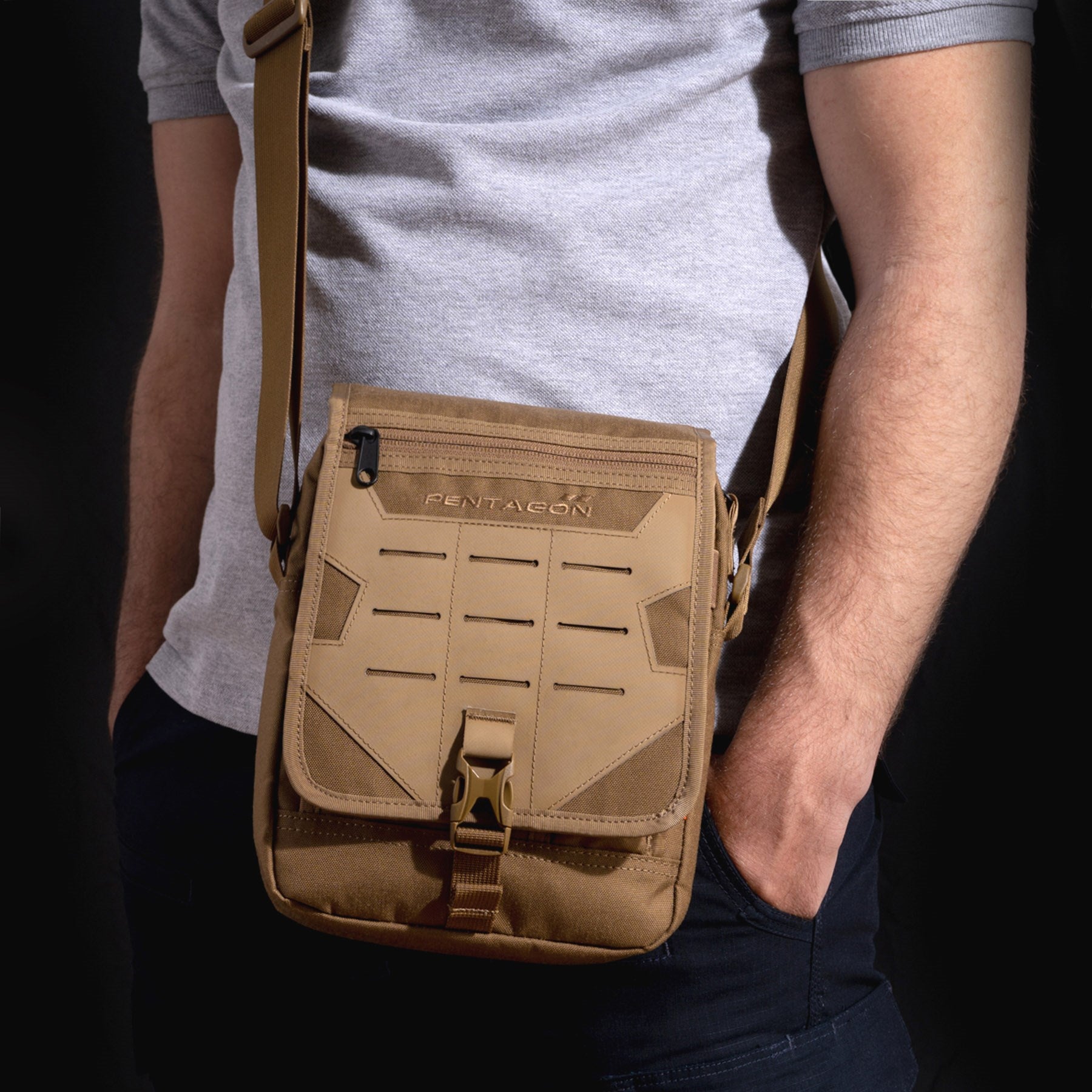 Bolsa messenger táctica PENTAGON negra en poliéster 640D con compartimento acolchado y organizador