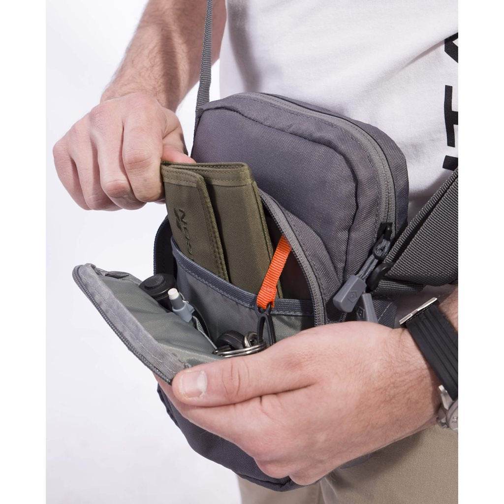 Bandolera KLEOS negra en poliester 600D con cuatro compartimentos