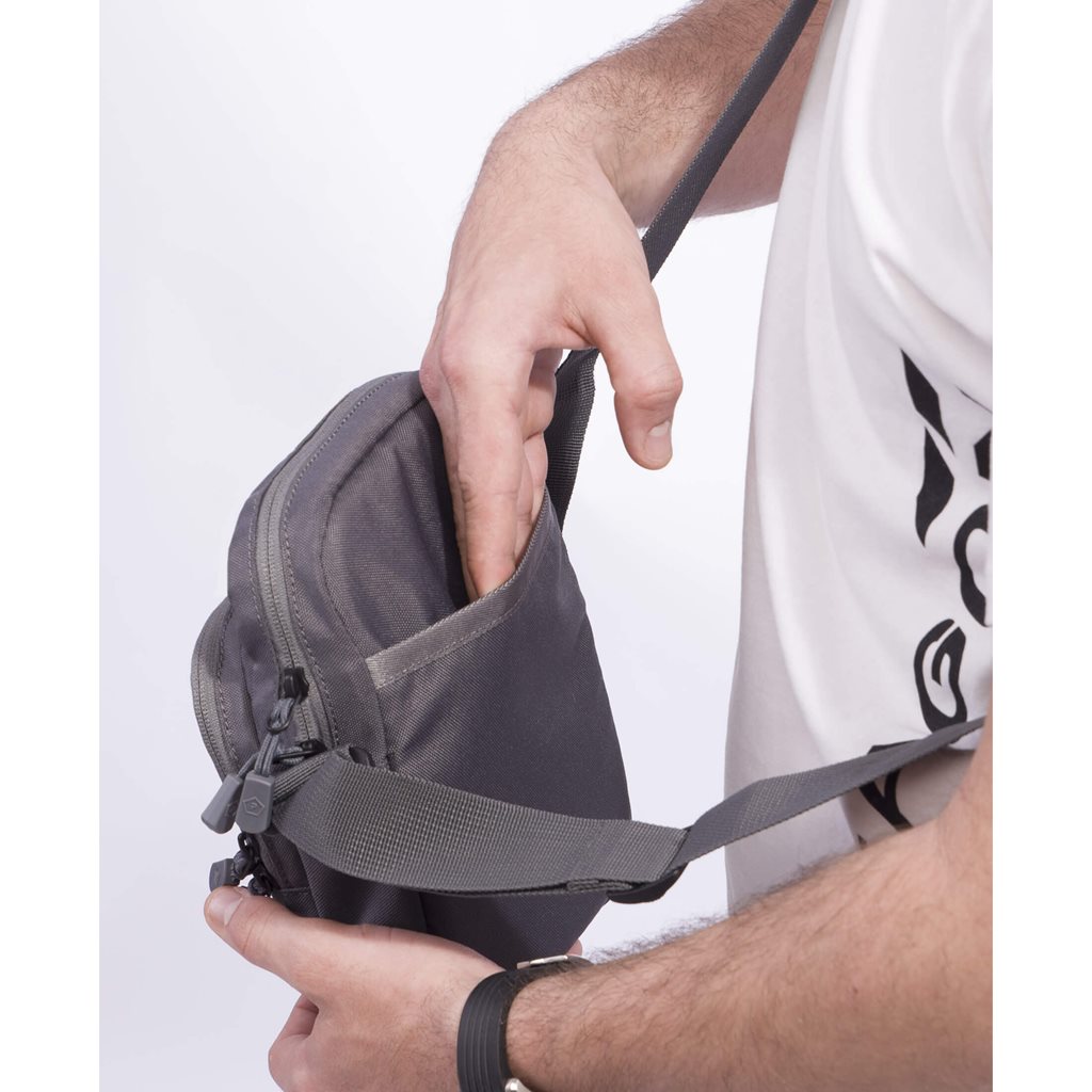 Bandolera KLEOS negra en poliester 600D con cuatro compartimentos