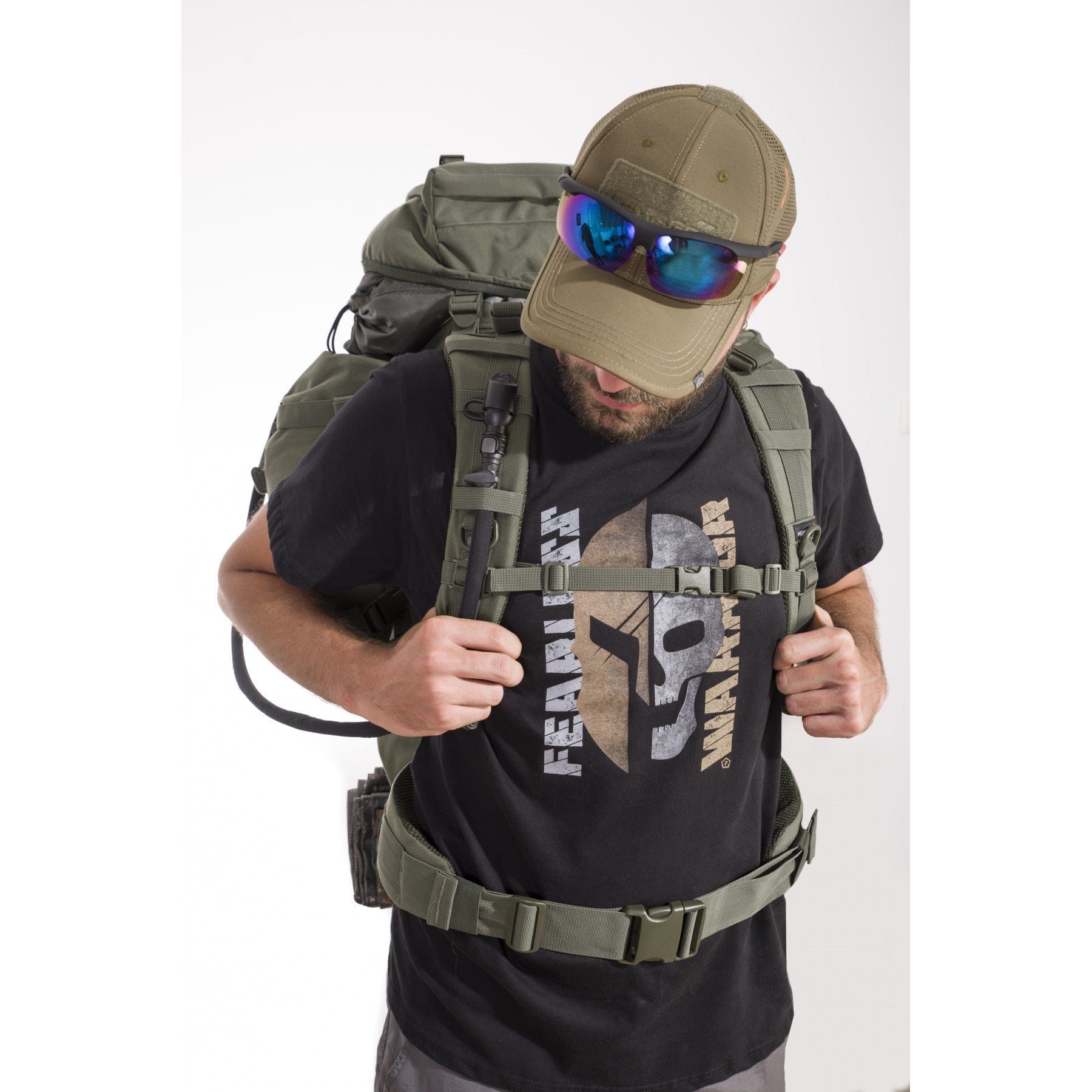 Mochila DEOS 65 L negra con bolsillos laterales desmontables y sistema MOLLE/PALS