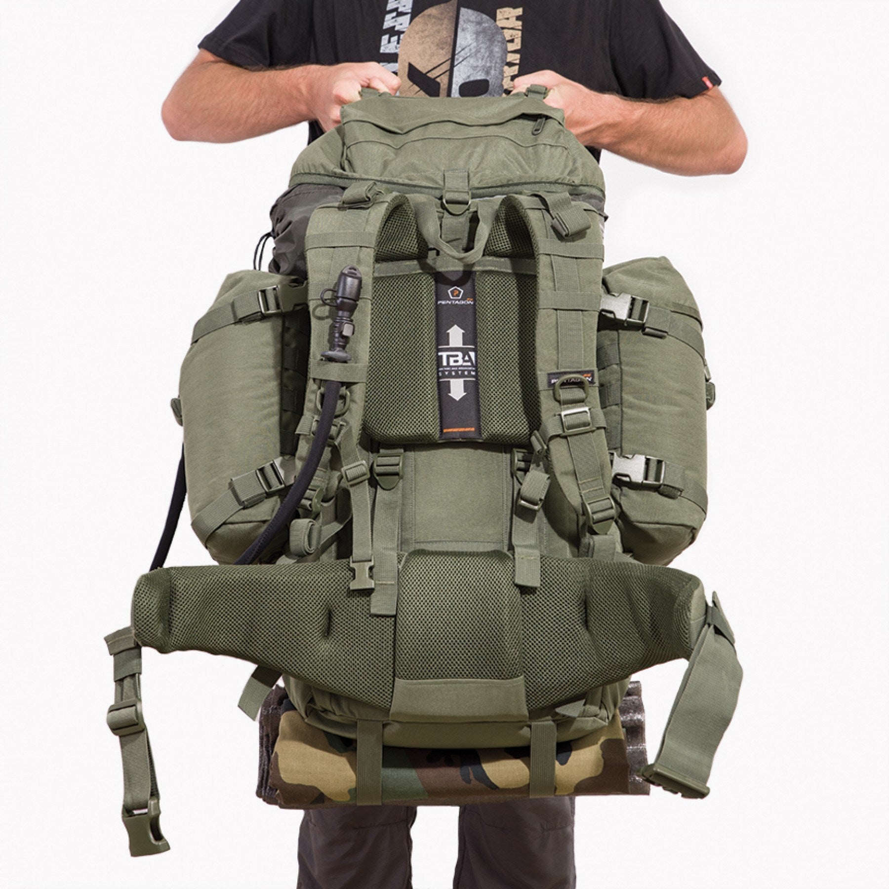 Mochila DEOS 65 L negra con bolsillos laterales desmontables y sistema MOLLE/PALS