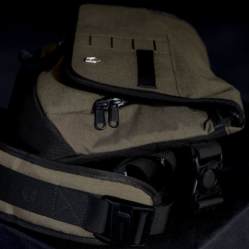 Bolsa bandolera CONSUL SIDE MESSENGER negra, impermeable, diseño vertical para equipo sensible