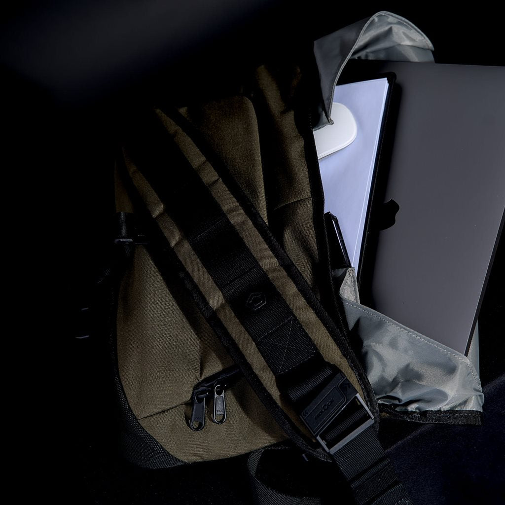 Bolsa bandolera CONSUL SIDE MESSENGER negra, impermeable, diseño vertical para equipo sensible