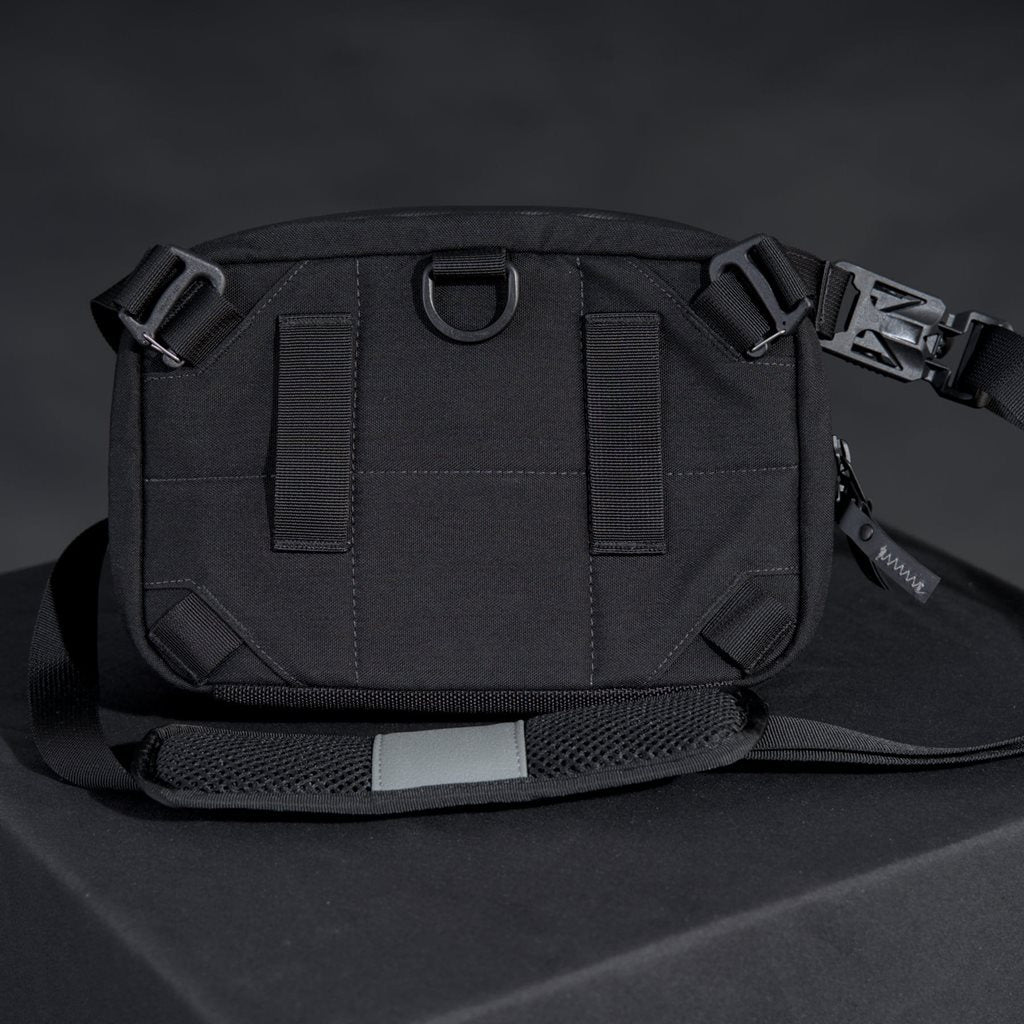 Bandolera CONSUL SLING negra, impermeable y acolchada, interior de felpa