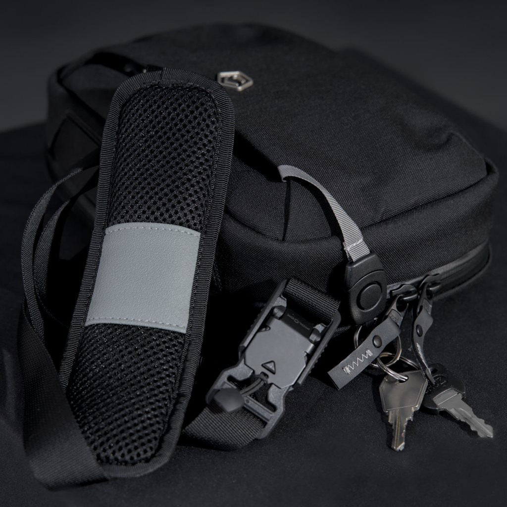 Bandolera CONSUL SLING negra, impermeable y acolchada, interior de felpa