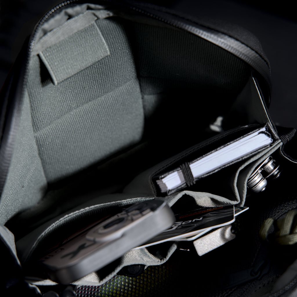 Bandolera CONSUL SLING negra, impermeable y acolchada, interior de felpa