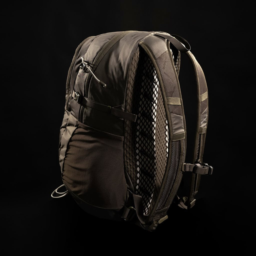 Mochila MINOR 20 l negra - senderismo, ligera y resistente, material reciclado certificado Bluesign