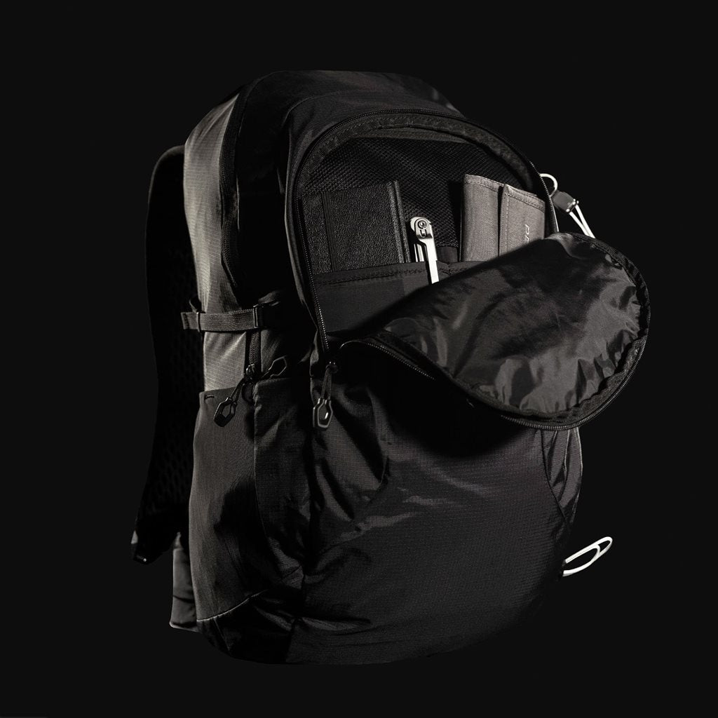 Mochila MINOR 28 L negra, ligera y resistente, material reciclado certificado Blue Sign, sin PFC