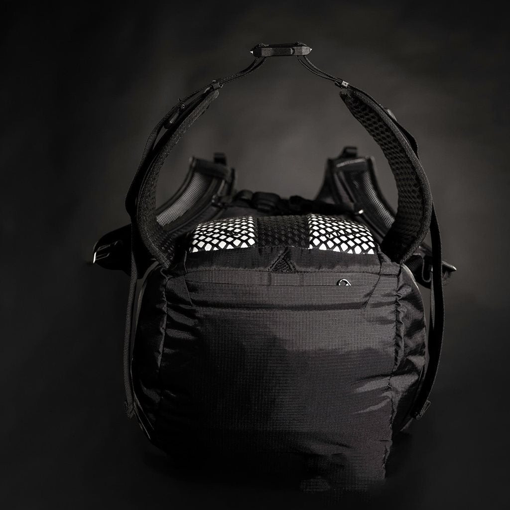 Mochila MINOR 28 L negra, ligera y resistente, material reciclado certificado Blue Sign, sin PFC
