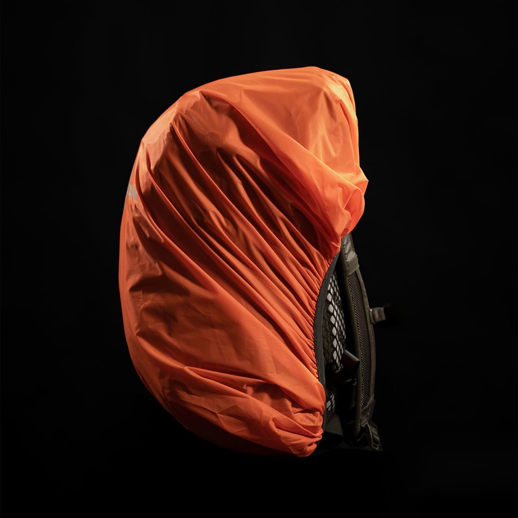 Mochila MINOR 28 L negra, ligera y resistente, material reciclado certificado Blue Sign, sin PFC
