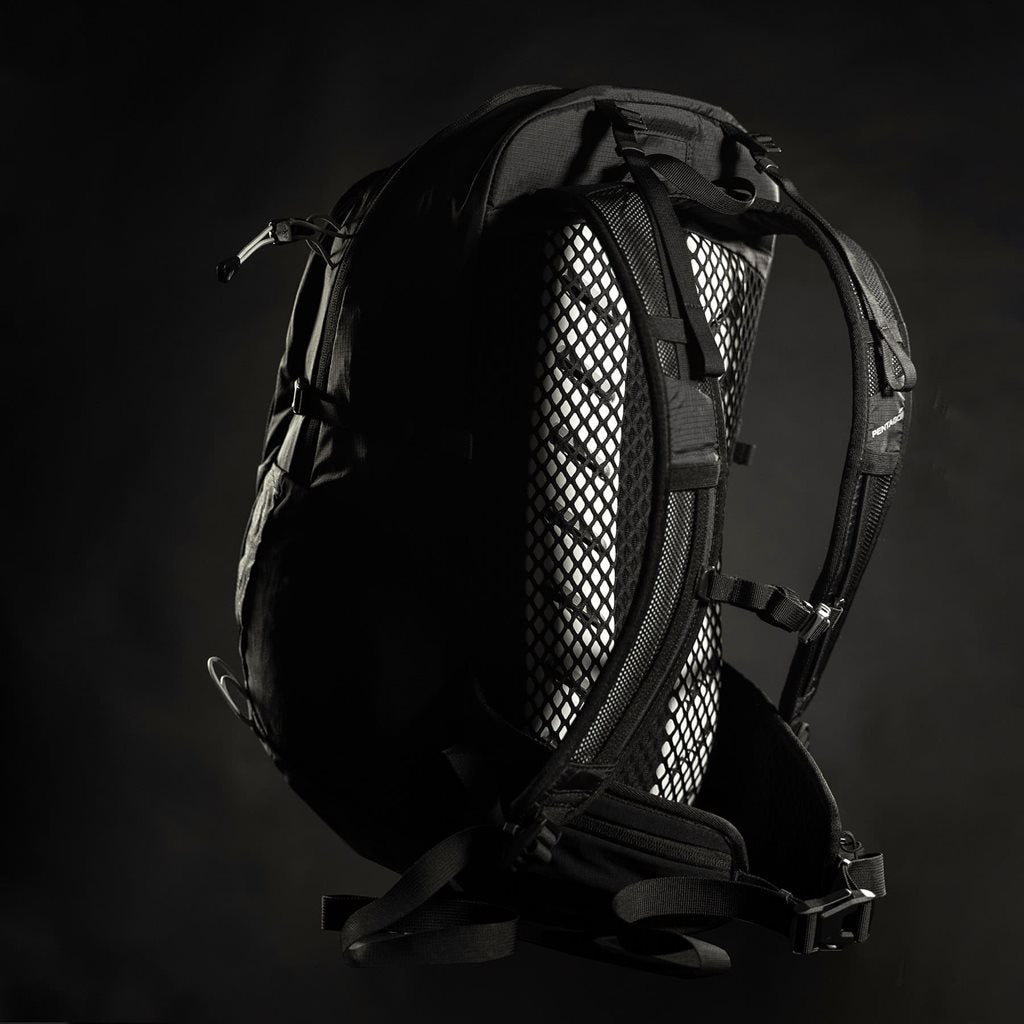 Mochila MINOR 28 L negra, ligera y resistente, material reciclado certificado Blue Sign, sin PFC