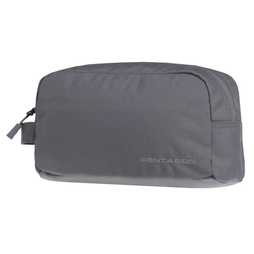 Neceser RAW TRAVEL negro de PENTAGON TACTICAL, bolsa de aseo en poliéster 600D con cierre YKK y bolsillos de malla