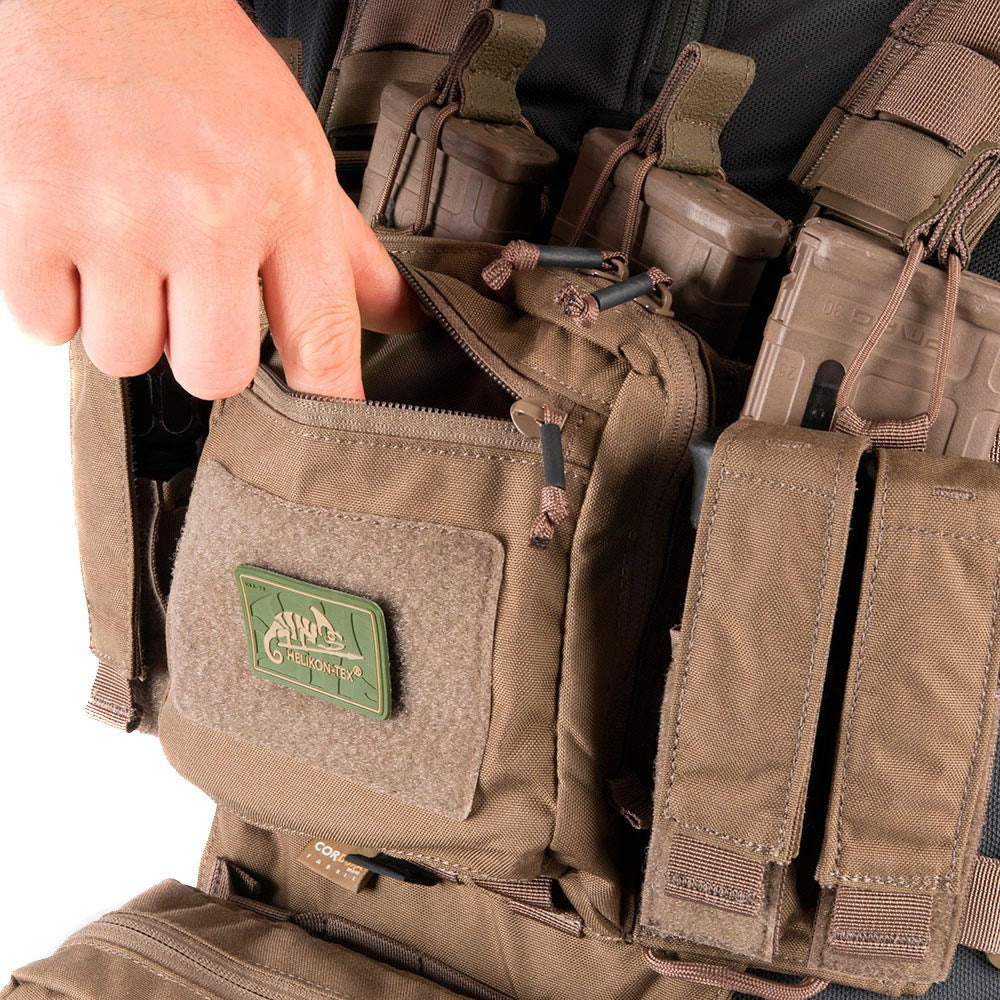 Chaleco táctico MINI RIG® en vista frontal con fundas, bolsillos y sistema PALS/MOLLE