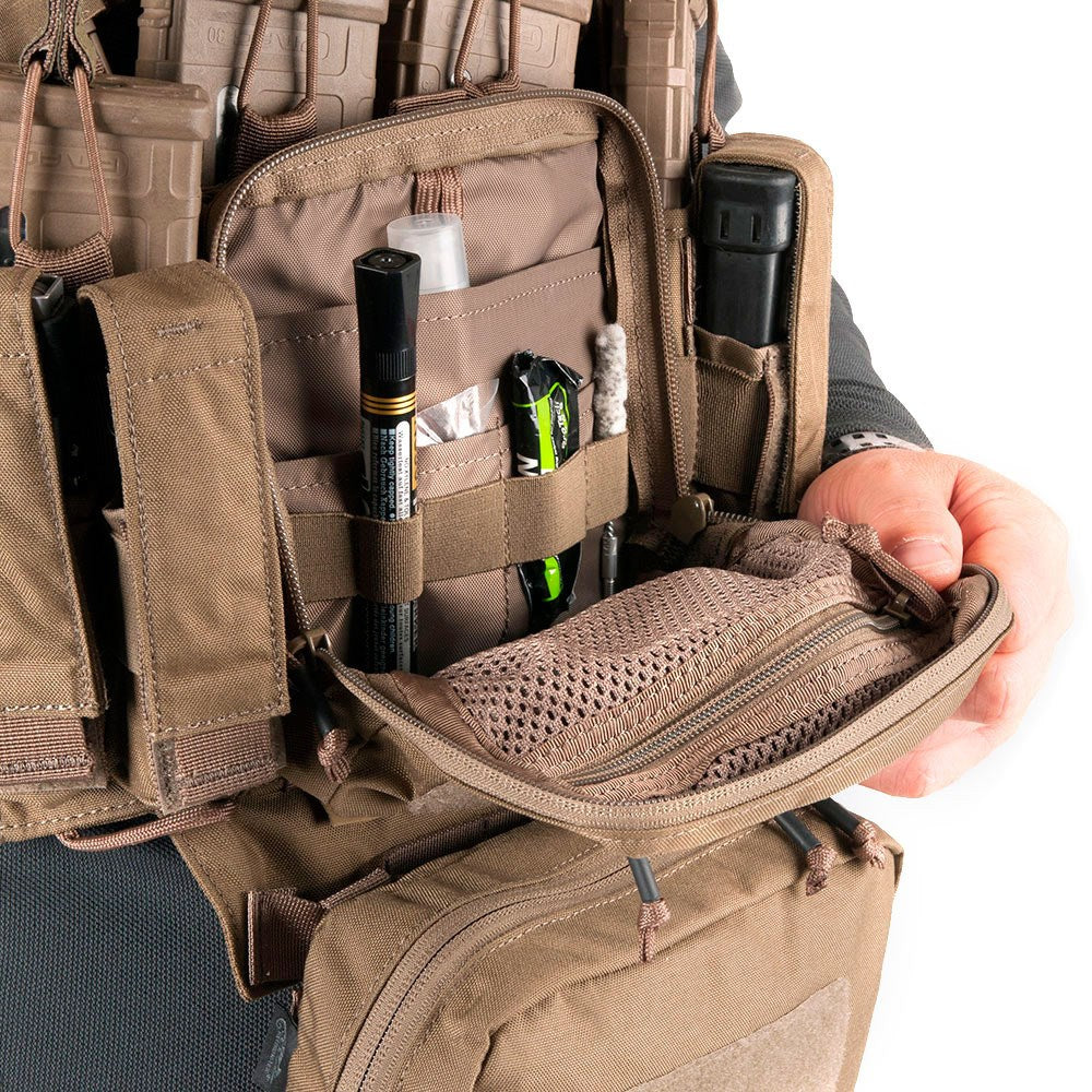Chaleco táctico MINI RIG® en vista frontal con fundas, bolsillos y sistema PALS/MOLLE