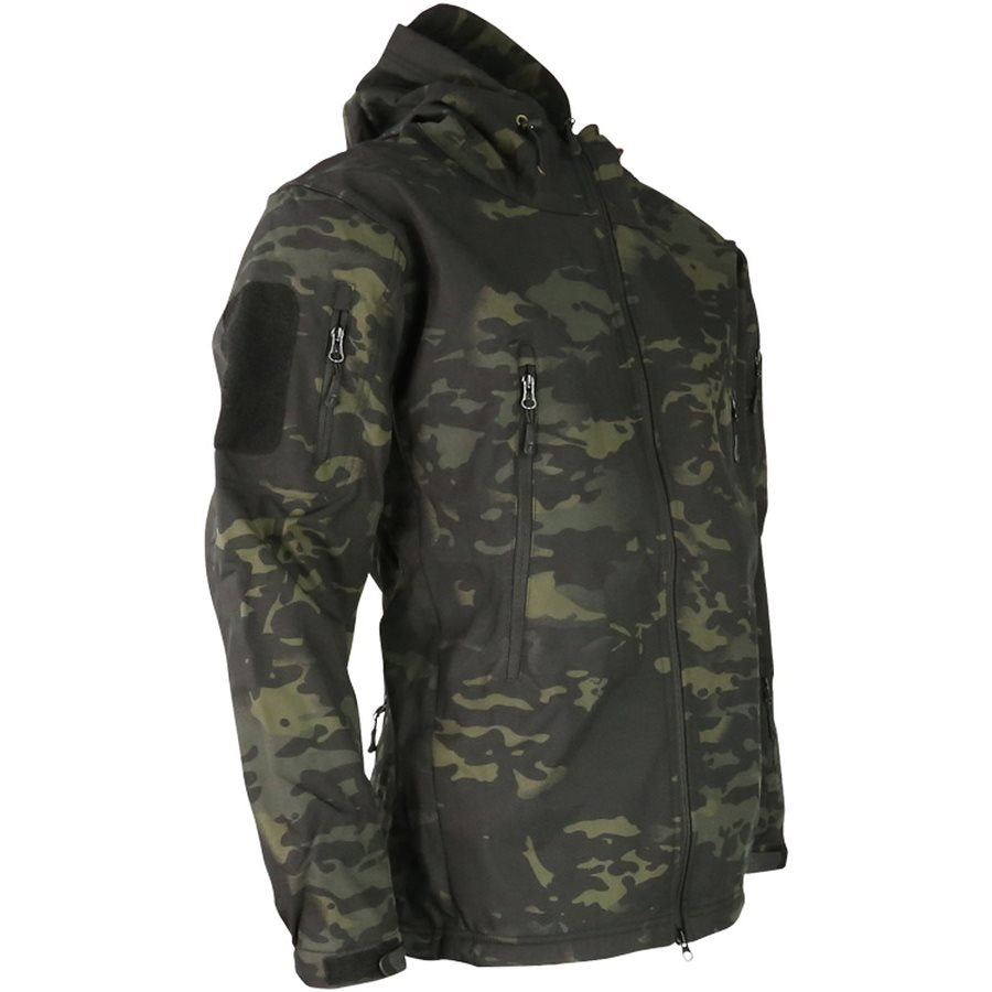 Chaqueta softshell Tactical Patriot en camuflaje, frontal con capucha y múltiples bolsillos