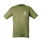 Camiseta verde AIRBORNE TOUR con emblema 101.ª División y mapa de rutas WWII en la espalda