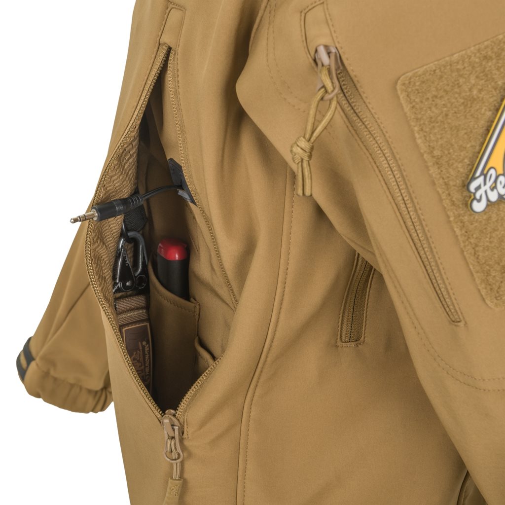 Chaqueta Gunfighter Shark Skin COYOTE softshell ligera con superficie recubierta en teflón