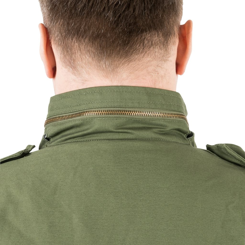 Parka M65 verde con forro de Helikon-Tex, vista frontal con capucha y bolsillos