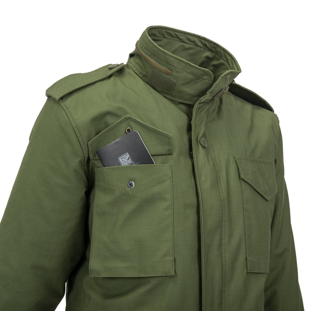 Parka M65 verde con forro de Helikon-Tex, vista frontal con capucha y bolsillos